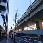 Menya Fukumaru - 中野通りとの笹塚交差点近く、甲州街道沿いにあります。初台、笹塚のどちらからでも徒歩で可能。