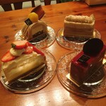 ヴォアラ洋菓子店 - 食卓に並んだケーキ４種