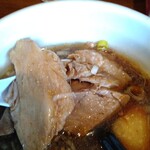 麺家 彩華 - 崩したチャーシューがゴロゴロ。旨い。