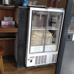 麺家 彩華 - ストッカーにある麺。