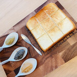サキモトベーカリーカフェ - 【2021/1】極生ミルクバター食パン(トースト)＋３種のジャム(ピスタチオ・ごま・ラムレーズン)