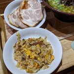博多ラーメン かっぱ亭 - 炒飯とチャーシュー
