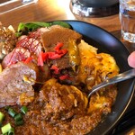 ロックなカレー屋 YASSカレー - このコク、甘み、スパイスフル。おれの"おいしい"メジャーデビュー決定だ