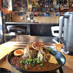 ロックなカレー屋 YASSカレー - シュウマイボムは、角煮入りシュウマイ オンザ カレーのボリューミーなカレー。シュウマイからハミ角してる