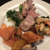 フレンチ キッチン - 平日ランチビュッフェ５１８７円。前菜いろいろ。前回はなかったニース風サラダが、アンチョビ、ゆでたまご、マグロの愛した良く、とーっても美味しかったです（╹◡╹）（╹◡╹）