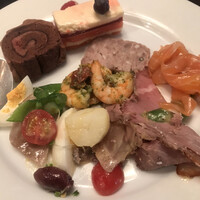 フレンチ キッチン - 平日ランチビュッフェ５１８７円。パテドカンパーニュ、スモークサーモン、海老の香草焼きなども、前回同様、とても美味しかったです（╹◡╹）