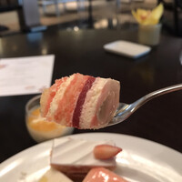 フレンチ キッチン - 平日ランチビュッフェ５１８７円。苺のティラミス。マスカルポーネ、苺リキュールを含んだスポンジ、苺の三重奏で、とーっても美味しくいただきました（╹◡╹）（╹◡╹）