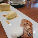 ビストロ リベルテ - 手前 … レーズンとナッツのパウンドケーキ、真ん中… バニラアイス