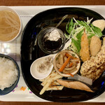 キッチンバー ミヤ - 本日のランチ　秋鮭甘塩焼き