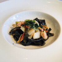 ラ・リリアーナ - イカ墨のタリアッテレ魚介と菜の花のソース
                    甘エビ、アサリ、ホッキ貝など魚介類の味わいが良く
                    ピリっとした鷹の爪がアクセントに(๑>◡<๑)