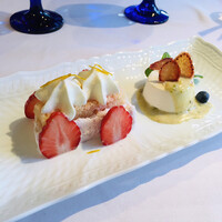 ラ・リリアーナ - 苺のババロアにマスカルポーネのエスプーマオレンジピール添え。苺ドライフルーツやピスタチオの粒を感じるソースが最高に美味しい！