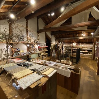 The second floor of the old folk house, which you can enjoy throughout the building, is a handmade goods store.