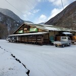 ぐりんでる - 外観（お店は風穴の里の前の道路を渡った ほぼ正面）、前日の夜から朝にかけて雪が降りました