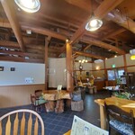 ぐりんでる - 天井が高く広い店内