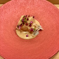 鮨 大門 - 皮剥のお造りからスタート　なんて美しいお皿なんでしょう　盛り付けに見惚れてしまいました