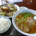 中国料理 新華楼 - お得セット　ラーメンとホイコーロと半ライス　９５０円