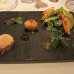 ラール・エ・ラ・マニエール - オマールエビとフランス産ヒナ鶏のサラダ仕立て。