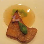 ラール・エ・ラ・マニエール - 和歌山産マナガツオをトマトコンソメ仕立てで。コンソメの中にはダダ茶豆も