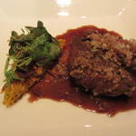 ラール・エ・ラ・マニエール - そしてメインは茨城のA5牛フィレです。上にはエシャロット。ジャガイモのカダイフ添え。