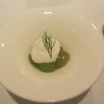 ラール・エ・ラ・マニエール - 一皿目のデザートはデラウェアにココナッツのムースが。さりげなく美味しい。