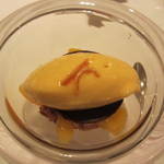 ラール・エ・ラ・マニエール - 二皿目はチョコの上にアプリコットのアイスが。