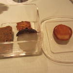 ラール・エ・ラ・マニエール - プティフール。シェフの定番だったミニマドレーヌにライチの実など。