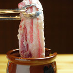 Ginnabe - 当店オリジナルの塩麹に鹿児島産のもち豚を一晩漬けこみ、奥深い旨みをお楽しみ頂けます。