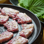 Ginnabe - 当店オリジナルの塩麹に国産のもち豚を一晩漬けこみ、奥深い旨みをお楽しみ頂けます。