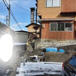 わたなべ - お店へは階段を上がります