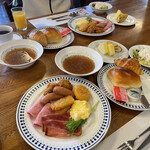 ホテルこだま - 昨晩の夕食同様、テーブルには料理が配膳済です