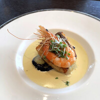 R restaurant & bar - 鮮魚と天使海老のポワレ コキャージュ・サフランクリームソース
                    この日の鮮魚は真鯛