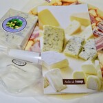 アトリエ・ド・フロマージュ - 真ん中のはお店のパンフ