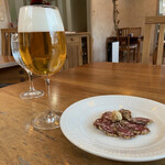 芋芋屋 - サービスのサラミとドライイチヂク