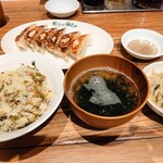 餃子の福包 - ランチ定食　高菜ひき肉ご飯に変更