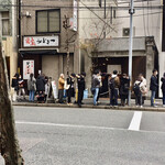 めしの助 - 食事を終えて、退店した頃の行列‼︎