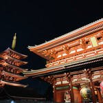 丹想庵　健次郎 - ☆ 五重塔は雷門、宝蔵門と共に毎日ライトアップされている。
            夜のライトアップは息を呑むほど美しい。