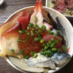 居喰処 光 - 2021/01/11
      本日の日替り 海鮮丼 500円