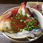 居喰処 光 - 2021/01/11
      本日の日替り 海鮮丼 500円