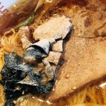 ラーメンと餃子の店 水岡 - 細引き白胡椒が好きなんです。ナルトが隠れてしまいました、アハッヾ(≧▽≦)ﾉ