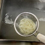 うどん さか枝 - フルセルフ！先に湯掻き…