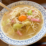 かいの - この日も「ちゃんぽん」（800円）に「生卵トッピング」（100円）の組み合わせ。