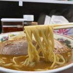 ダントツラーメン - 硬めの平打ち麺です。