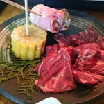 焼肉 十兵衛 - ハラミ・季節の焼物2品(キノコのベーコン巻き・トウモロコシ)