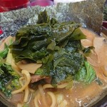 とんこつラーメンいしい - ツイッター特典ワカメ。のせて