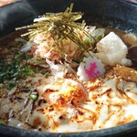 Udon Hanamusubi - 焼チーズカレーうどん　アップ　カレーのパンチがあり、スープは良くかき混ぜる必要あり
