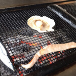 喰い処 鮭番屋 - 鮭 ホタテ  サバ さんま 網に乗せてくれます