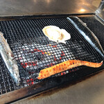 喰い処 鮭番屋 - 鮭 ホタテ  サバ さんま
                                ある程度経つと 裏返しにしてくれます