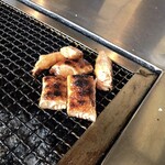 喰い処 鮭番屋 - ホタテの次に焼き上がりが早いのは サーモンハラス
      ハサミでカットしてくれます