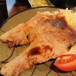 Terauchi - 少し厚めに切られたロース肉が3枚、新鮮な野菜の上に乗っています。