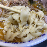 ぎと家 - 平打ち縮れ麺、これが美味い